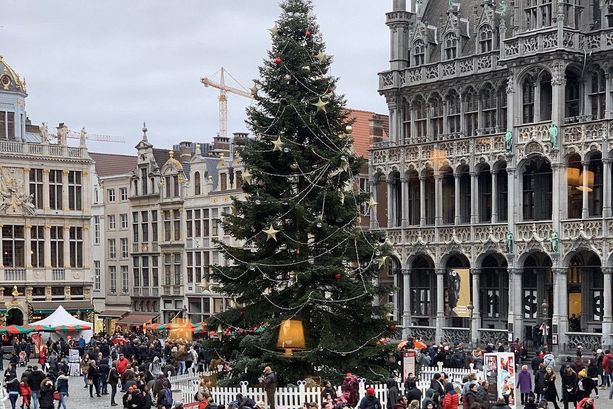 De kerstboom op de Grote Markt tijdens Winterpret