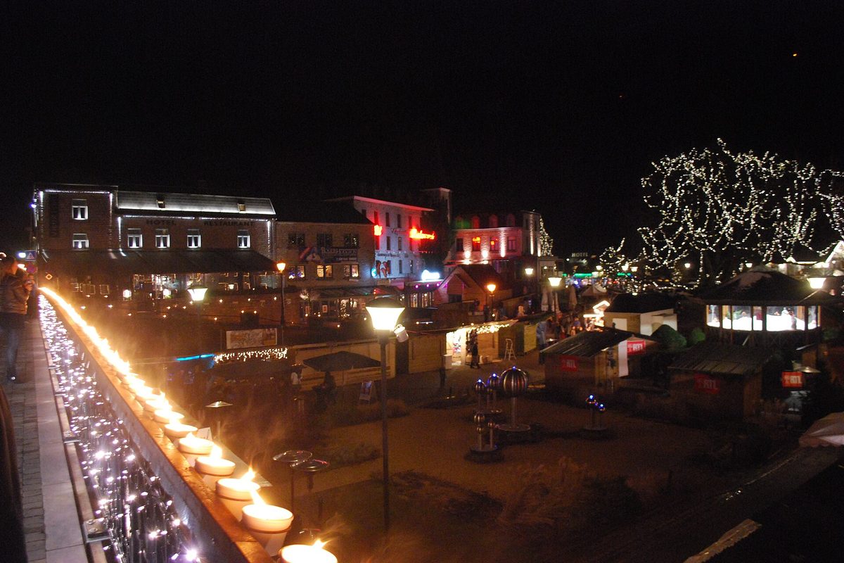 Het verlichte kerstdorp langs de Ourthe
