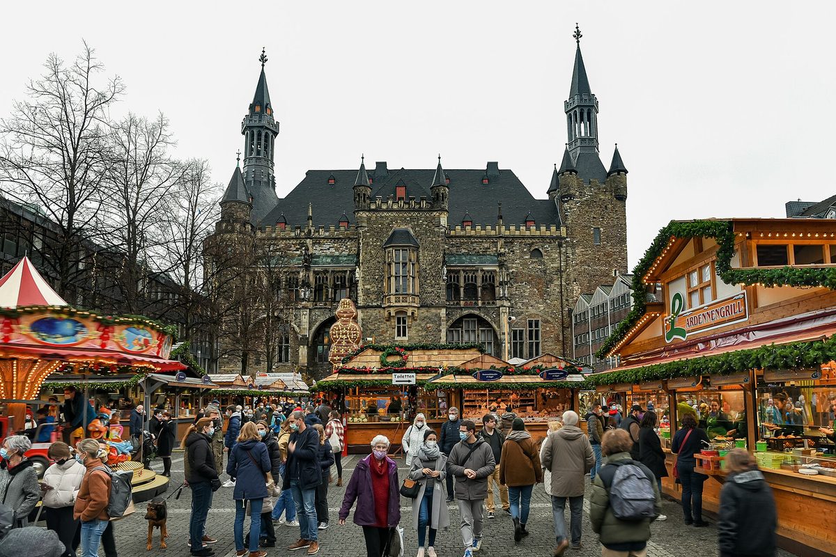 De markt rond het stadhuis, met carrousel en Printenkramen