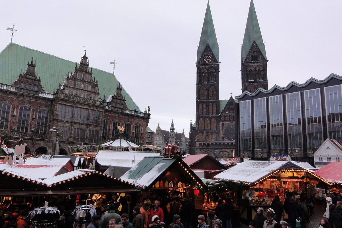 De Marktplatz met kramen, het stadhuis en de Dom