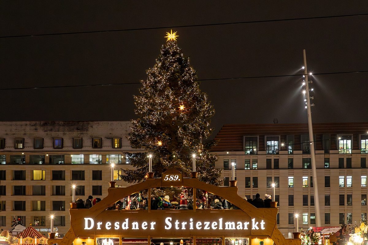 De poort van de Striezelmarkt op de Altmarkt