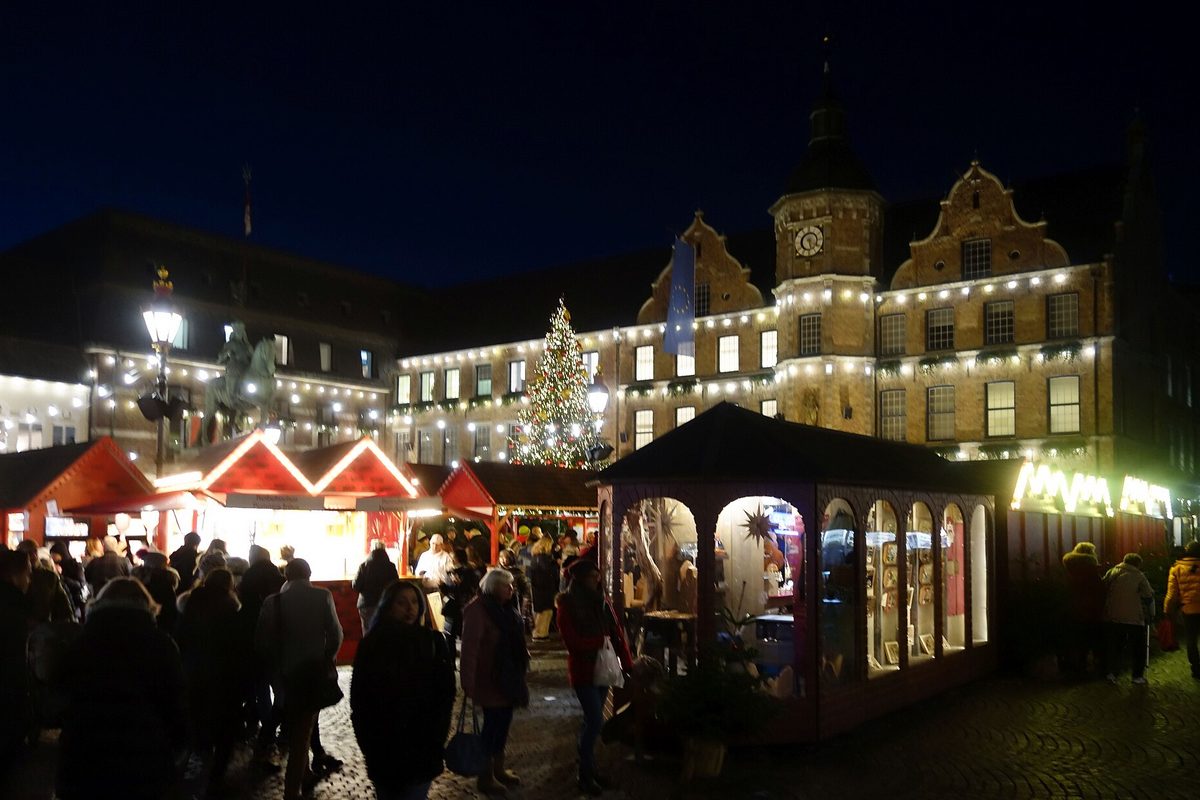 Kramen voor het stadhuis op de Marktplatz
