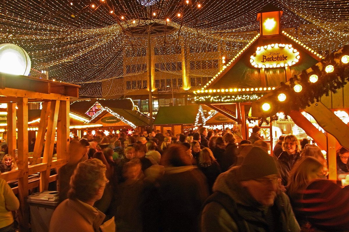 Het lichtjesdak boven de kramen op de Kennedyplatz