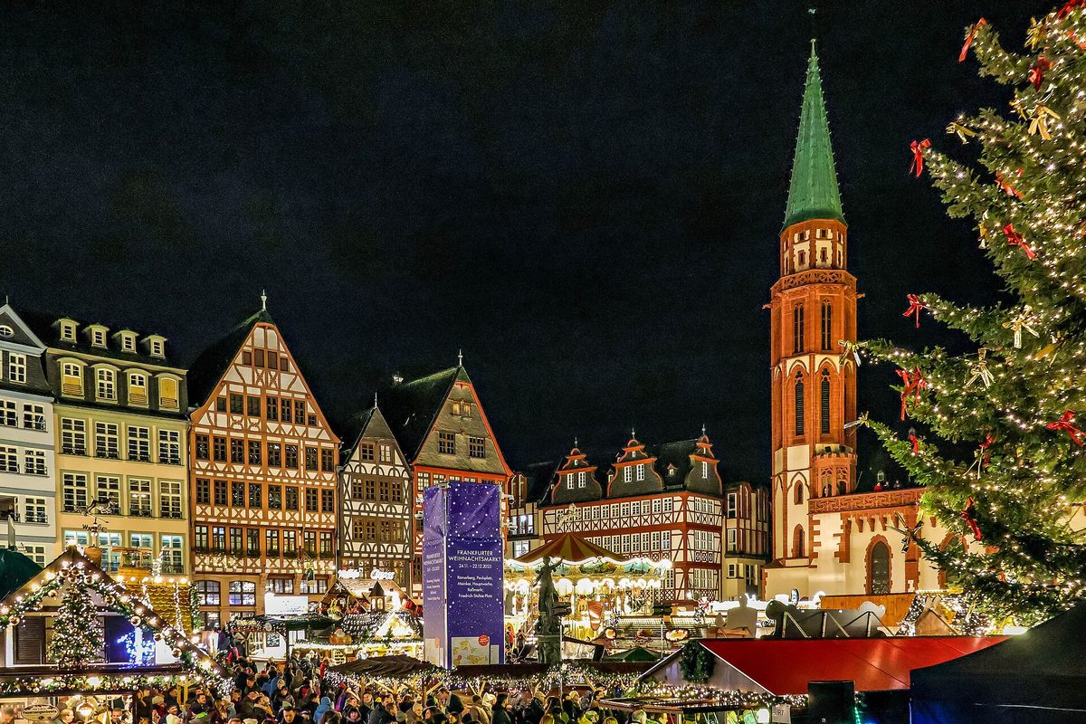 De Römerberg met kramen, kerstboom en de Nikolaikirche