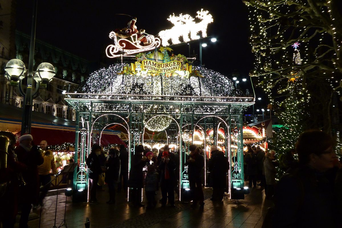 De verlichte entreepoort van de markt op de Rathausmarkt