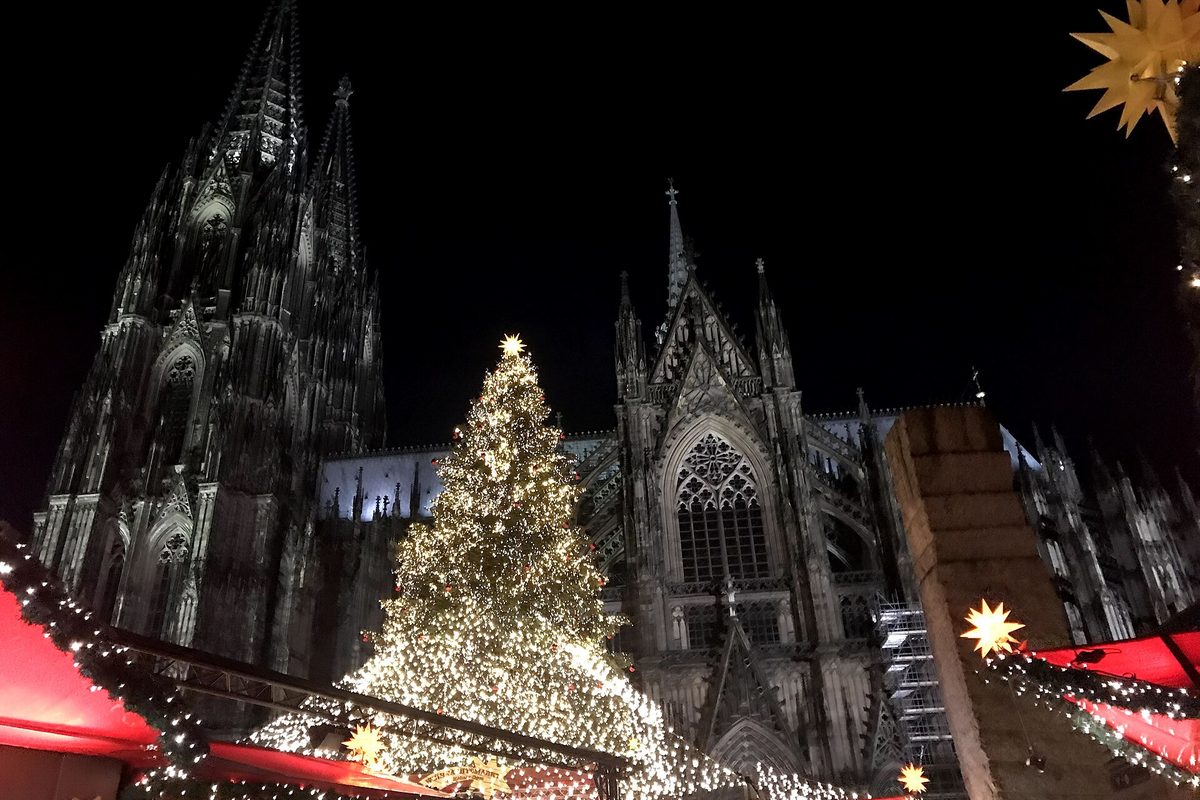 De Dom met de kerstboom en de kramen op het Roncalliplatz