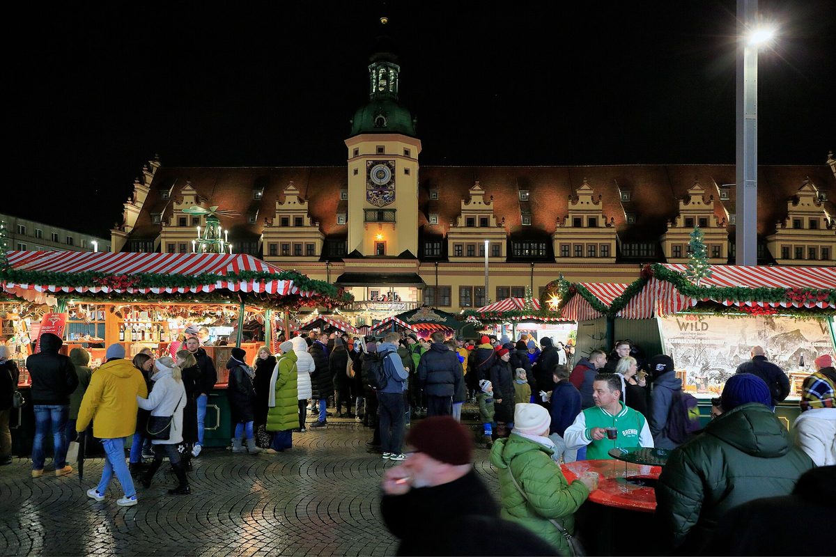 Kramen op de Markt voor het oude stadhuis