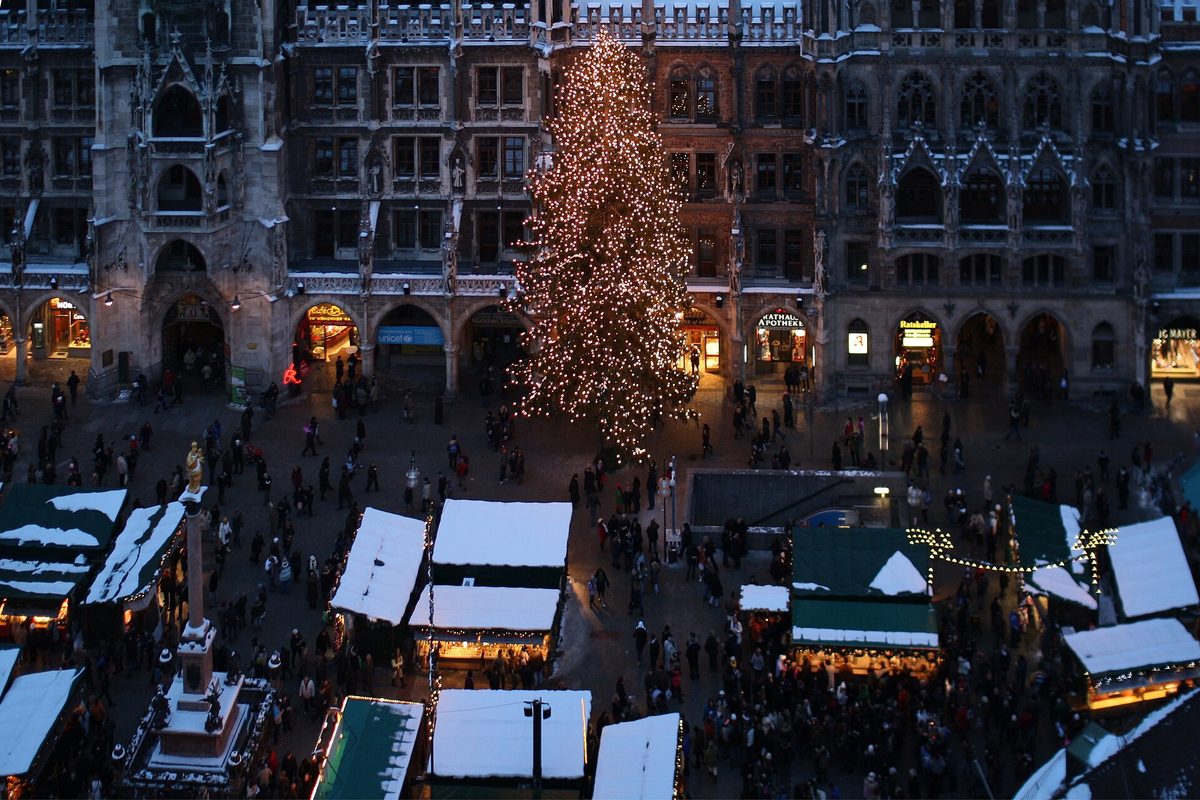 De Marienplatz met kerstboom en kramen, gezien vanaf de toren