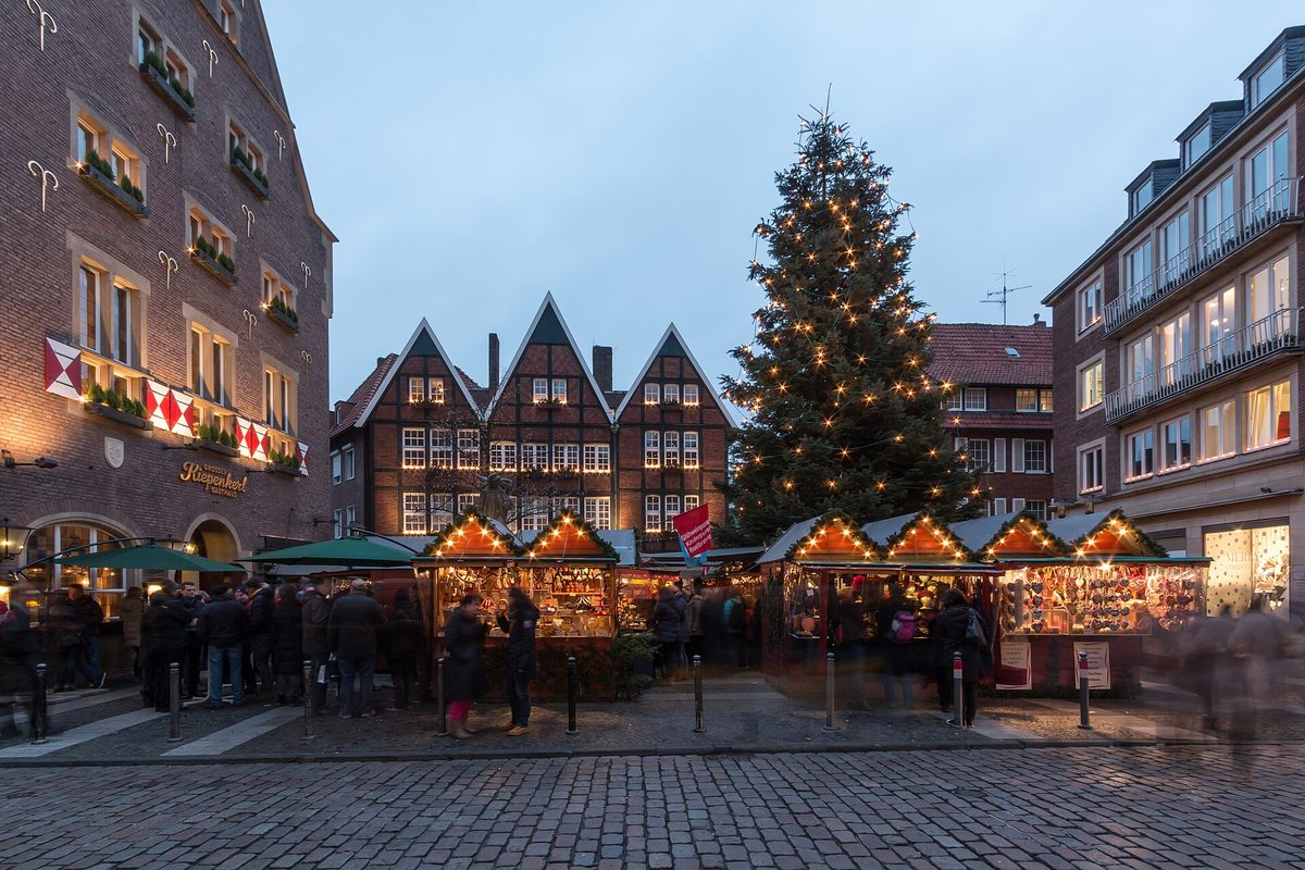 Kramen en kerstboom in de binnenstad van Münster