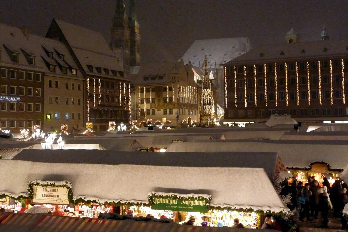 De besneeuwde Hauptmarkt met de rood-witte kramen