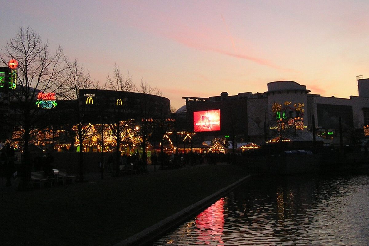De markt langs het kanaal bij het CentrO