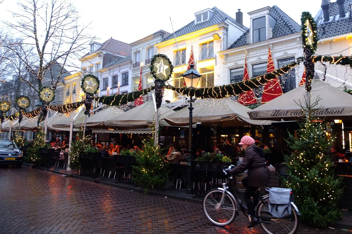 De Parade in kerstsfeer; hier staat het winterdorp met de ijsbaan en het reuzenrad