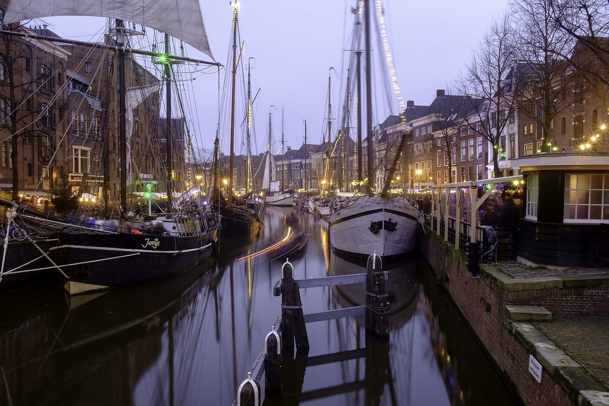 Verlichte historische schepen aan de Hoge der A tijdens WinterWelVaart
