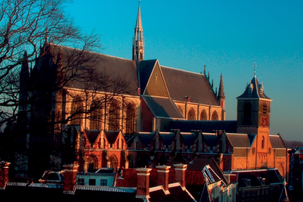 De Hooglandse Kerk; in de gracht ernaast liggen de chalets van de drijvende kerstmarkt