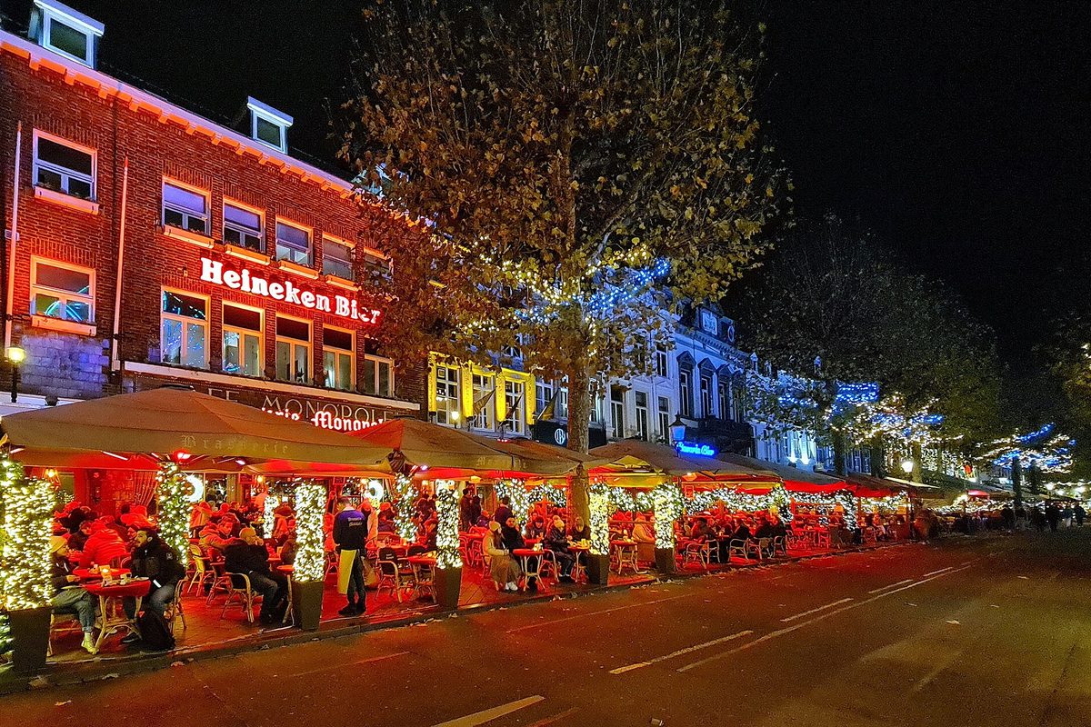 Verlichte kramen en terrassen op het Vrijthof