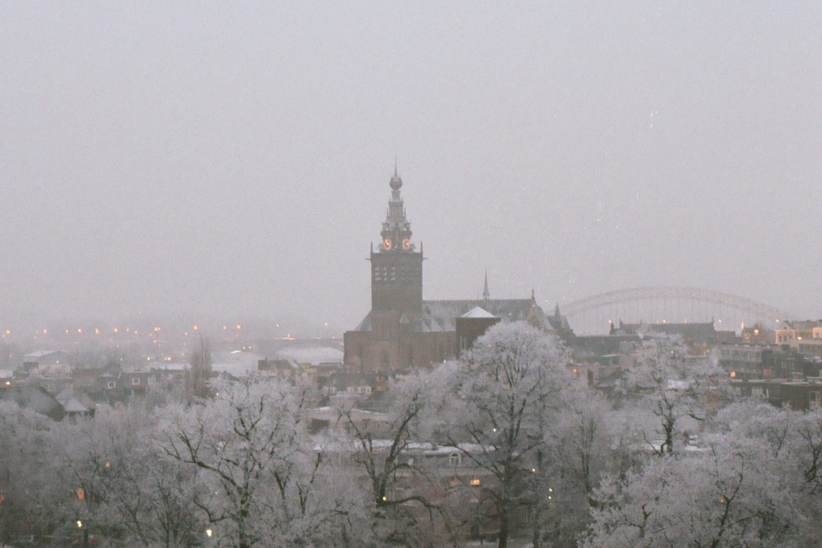 Winters Nijmegen met de Stevenskerk en de Waalbrug