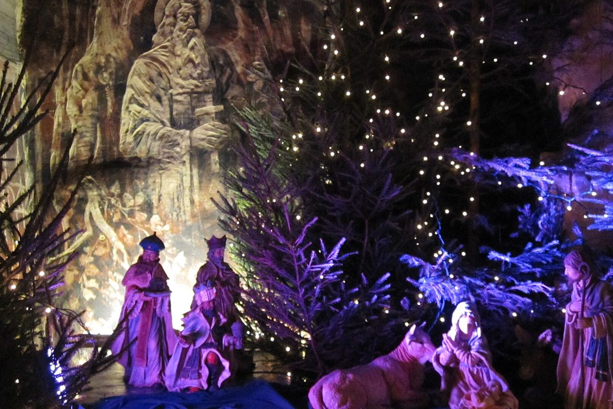 De verlichte kerststal in de Gemeentegrot